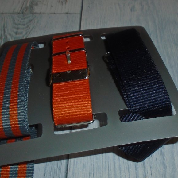 Quartz watch set with multiple straps - Picture 2 of 3